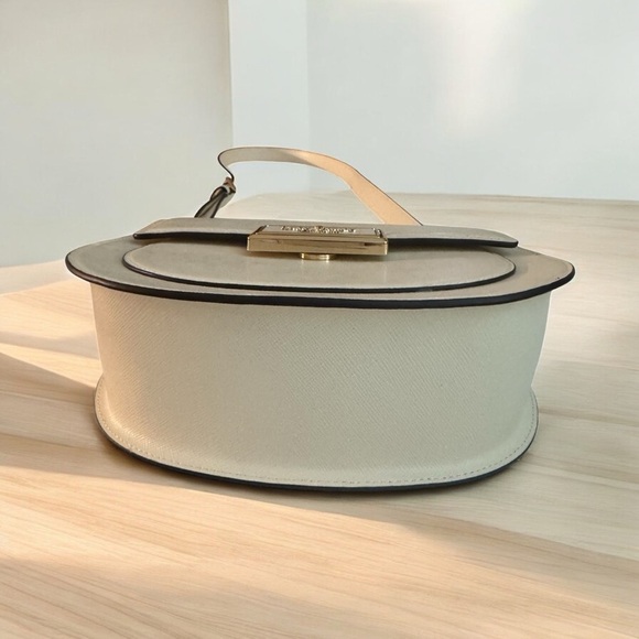 Kate Spade Cream Crossbody Bag with Timeless Elegance - Picture 2 of 6